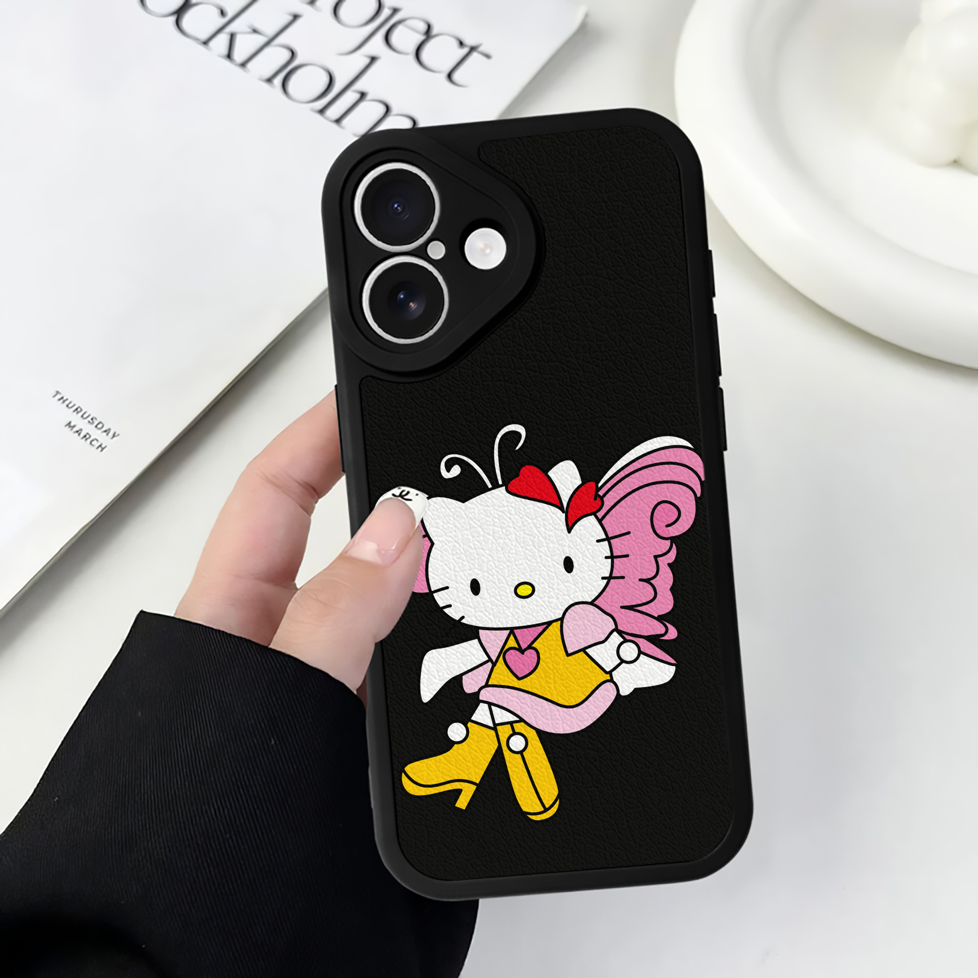（画像用） Hello Kitty ハローキティ 【iPhone 16シリーズ対応】シリコンスマホケース（レザー調） 材質：シリコン